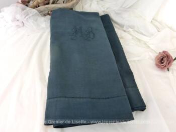 Ancien drap teinté en gris anthracite avec les monogrammes MB brodés ainsi qu'un jour de Venise sur toute la largeur.