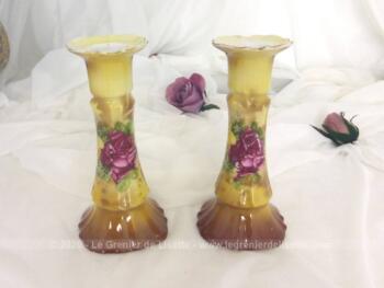 Voici un duo de bougeoirs écru aux 2 fleurs avec un dégradé de couleurs du col au socle qui leur donne vraiment une tendance shabby très actuelle. Il ne vous reste plus qu'à trouver les bougies qui feront de ces bougeoirs des pièces de décoration uniques !