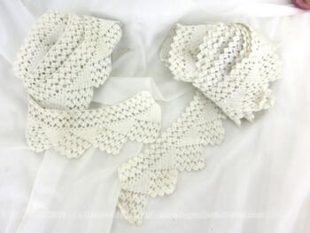 Voici un duo de longs coupons dentelle crochet fait main en fil de coton de couleur blanc/ivoire de 260 et 315 cm sur 6 cm de large, composés de dessins de triangles se succédant les uns sur les autres.