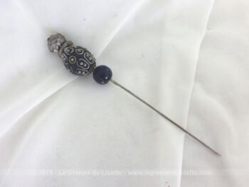 Sur 12 cm, voici une épingle à chapeaux, création unique, composée de 4 perles ciselées de différentes formes en verre ou métal sur 4.5 cm de long.