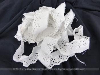 Long coupon galon broderie anglaise blanche de 390 x 4.5 cm.