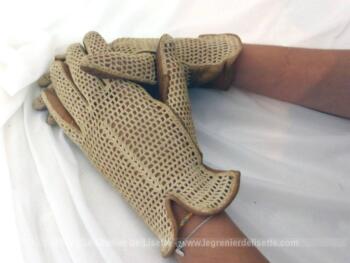 Anciens gants vintages cuir fauve et crochet en fils beige sur le dessus, taille standard, 6.5 /7 cm.