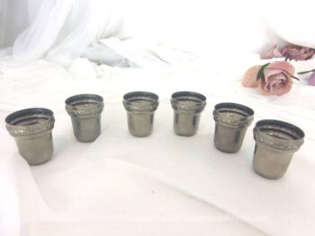 Un lot de six anciens godets à liqueur en métal argenté forme évasée et décoration style 