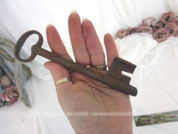 Voici une ancienne et grande clé de manoir de 16.5 cm de long avec toute sa belle patine d'origine remplie d'authenticité.