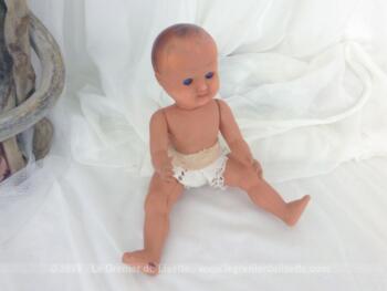 Ancien petit baigneur des années 60/70 de 26 cm de haut avec des bras et jambes articulés et de beaux yeux bleus avec paupières qui se ferment.