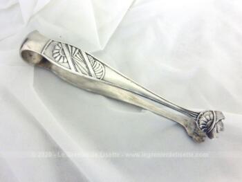 Ancienne pince à sucre en argent avec poinçon style Art Nouveau aux griffes superbement ouvragées.