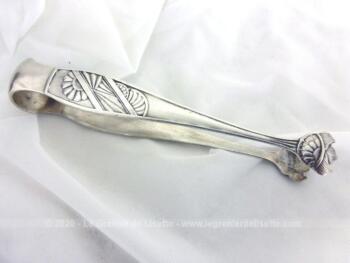 Ancienne pince à sucre en argent avec poinçon style Art Nouveau aux griffes superbement ouvragées.