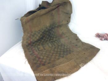 Ancien sac en toile de jute épaisse de 125 x 66 cm, portant l'inscription REFORM et un damier. Avec de nombreuses marques de reprises, couture et trous. Du pur authentique.