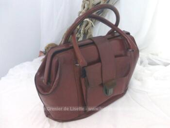 Ancien sac en cuir fauve façon docteur avec poche, anse et une forme rigide très vintage.