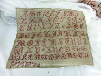 Ancien abécédaire d'écolière aux 3 alphabets de 28 x 34 cm, brodé au point de croix en fil rouge avec les lettres V, X, Y et Z du dernier alphabet dans l'autre sens.