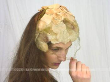 Ancien chapeau bandeau avec voilette vert automne et habillé de fausses feuilles, Pièce unique de modiste à Paris.