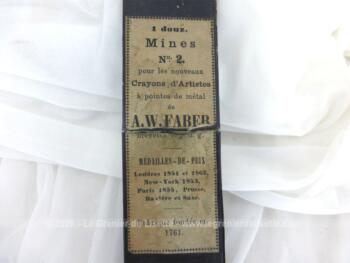 Voici une ancienne boite de mines n°2 pour crayons d'Artistes de la marque A.W. Faber avec encore quelques mines à l'intérieur.