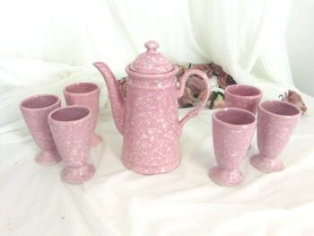 Voici une belle cafetière et ses 6 verres mazagran en faïence rose, tout en imitation émail ancien.
