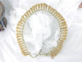 Ancien diadème de mariée composé d'une ceinture de pétales de fleurs recouverts chacun de fines perles, le tout posé sur une base de boutons en cire. Fin XIX ° pu tout XX°.