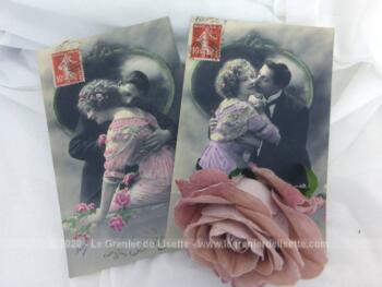 Voici deux anciennes cartes postales colorisées représentant un couple allant se faire un baiser datées de 1912 et 1913.
