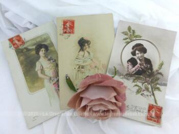 Quatre anciennes cartes postales sur papier glacé représentant des portraits de femme portant des fleurs le tout sur fond blanc.