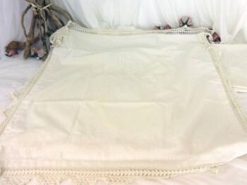 Voici un duo d'anciennes grandes taies d'oreiller fait main avec de superbes broderies entourant les monogrammes RV et dentelle aux fuseaux tout autour sur 73 x 70 cm.