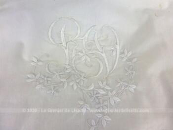 Voici un duo d'anciennes grandes taies d'oreiller fait main avec de superbes broderies entourant les monogrammes RV et dentelle aux fuseaux tout autour sur 73 x 70 cm.