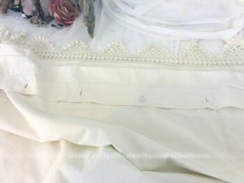 Voici un duo d'anciennes grandes taies d'oreiller fait main avec de superbes broderies entourant les monogrammes RV et dentelle aux fuseaux tout autour sur 73 x 70 cm.