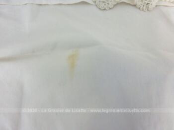 Voici un duo d'anciennes grandes taies d'oreiller fait main avec de superbes broderies entourant les monogrammes RV et dentelle aux fuseaux tout autour sur 73 x 70 cm.