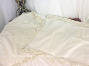 Voici un duo d'anciennes grandes taies d'oreiller fait main avec de superbes broderies entourant les monogrammes RV et dentelle aux fuseaux tout autour sur 73 x 70 cm.