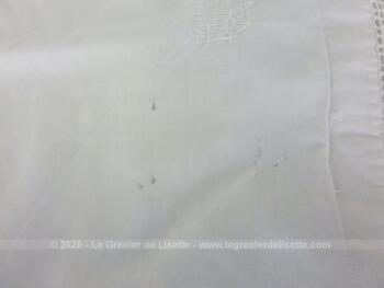 Voici un duo d'anciennes grandes taies d'oreiller fait main avec de superbes broderies entourant les monogrammes RV et dentelle aux fuseaux tout autour sur 73 x 70 cm.