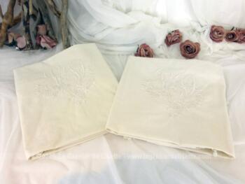 Voici un duo d'anciennes grandes taies d'oreiller fait main avec de superbes broderies entourant les monogrammes RV et dentelle aux fuseaux tout autour sur 73 x 70 cm.