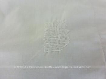 Voici un duo d'anciennes grandes taies d'oreiller fait main avec de superbes broderies entourant les monogrammes RV et dentelle aux fuseaux tout autour sur 73 x 70 cm.