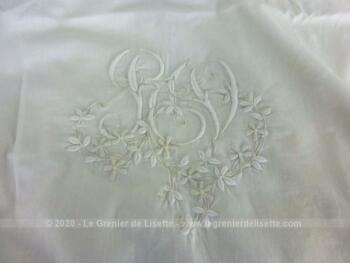 Voici un duo d'anciennes grandes taies d'oreiller fait main avec de superbes broderies entourant les monogrammes RV et dentelle aux fuseaux tout autour sur 73 x 70 cm.