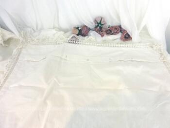 Voici un duo d'anciennes grandes taies d'oreiller fait main avec de superbes broderies entourant les monogrammes RV et dentelle aux fuseaux tout autour sur 73 x 70 cm.
