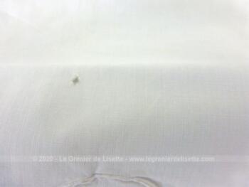Voici un duo d'anciennes grandes taies d'oreiller fait main avec de superbes broderies entourant les monogrammes RV et dentelle aux fuseaux tout autour sur 73 x 70 cm.