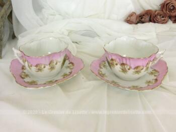 Superbe et vraiment très tendance shabby et décoratif, voici un tête à tête rose avec des dessins façon Fragonard et sous-tasses assorties carrées.