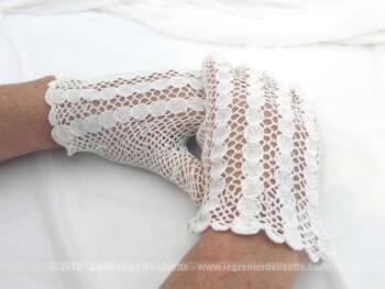 Voici une paire de gants au crochet fait main en fil de coton blanc décorée de 4 lignes d'écussons sur le dessus de la main. Taille 6.5.