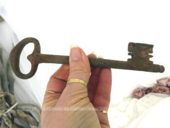 Voici une ancienne et grande clé de manoir de plus de 18 cm de long avec toute sa belle patine d'origine remplie d'authenticité.
