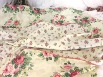 Voici une housse de couette en tissus shabby avec motifs différents de chaque coté. de 190 x 190 cm, plus un rabat de 40 x 95 cm en 100 % coton et Made in England.