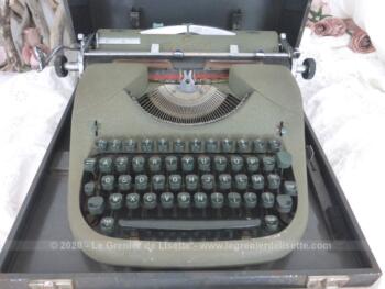 Ancienne machine à écrire M.J. Rooy, portative avec sa caisse en métal de transport, le tout estampillée "Armée Française" et datant des années 50.