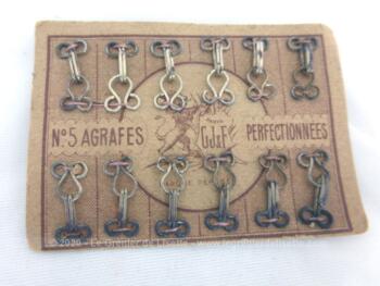 Voici un ancienne planche d'agrafes perfectionnées n°5 de la marque GJ et F Paris, avec encore toutes les agrafes cousues sur le carton. Parfaite dans un cabinet de curiosité !