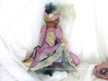 Adorable ancienne petite poupée folklorique de collection de 22 cm de haut représentant la Parisenne à l' époque du French Cancan vers la fin des années 1800.