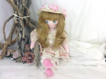 Superbe ancienne poupée tissus vintage des années 90 de la marque "Les Féériques" de "Mundia" signée Christine et Cécile.