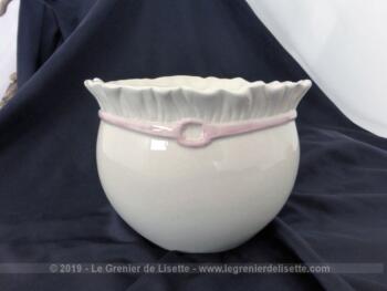 Superbe vase original Sarcasmo made in Italy, de 18 cm de diamètre sur 12.5 cm de haut, très tendance shabby avec son col en forme de plis et son faux ruban rose.