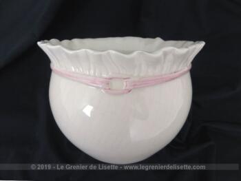 Superbe vase original Sarcasmo made in Italy, de 18 cm de diamètre sur 12.5 cm de haut, très tendance shabby avec son col en forme de plis et son faux ruban rose.