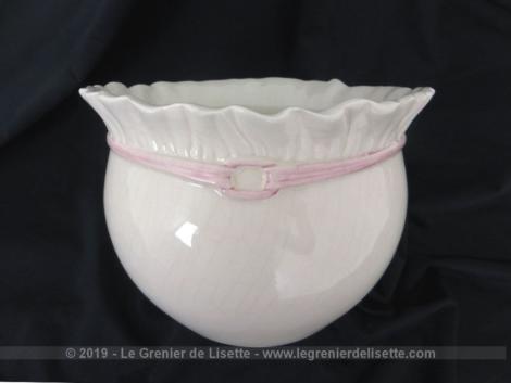Superbe vase original Sarcasmo made in Italy, de 18 cm de diamètre sur 12.5 cm de haut, très tendance shabby avec son col en forme de plis et son faux ruban rose.