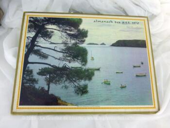Almanach cartonné des PTT de 1970 avec d'un coté une photo de la Baie de Cancale et sur l'autre coté la Pagode de Chanteloup avec 4 feuillets supplémentaires .