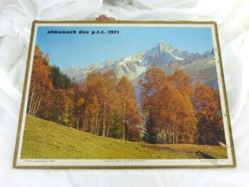 Almanach cartonné des PTT de 1971 avec d'un coté la photo de la vallée de Chamonix et de l'autre coté le Chateau d'Esquelbecq. Il n'y a plus de feuillet intérieur.