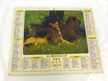 Ancien almanach des P.T.T. de 1975 avec la photo de lionnes et zèbres de l'autre. Il y a 4 feuillets supplémentaires sur le département de Meurthe et Moselle. Frais de port offerts.