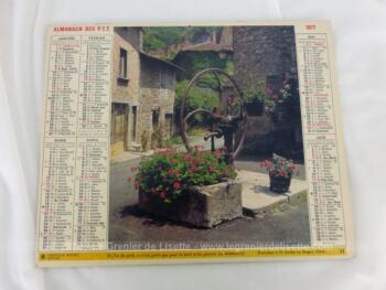 Ancien almanach des P.T.T. de 1977 avec la photo d'une Fontaine en pierre d'un coté et en métal de l'autre avec 6 pages supplémentaires