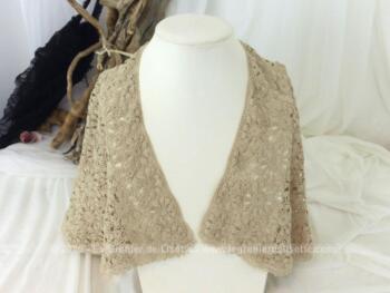 Ancien grand col réalisé à la main au crochet en fils de coton de couleur bistre et représentant des dessins de fleurs sur 70 x 190 x 33 cm .