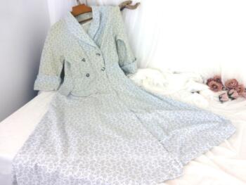 Entièrement faite à la main, voici une ancienne robe portefeuille en pilou très doux, taille 38/40 sur fond bleu pale avec des motifs en forme de feuilles.