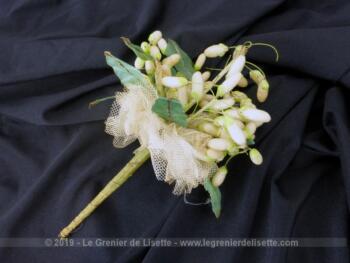Ancien bouquet de mariée avec ses fleurs cire et sa décoration en tulle.