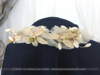 Ancienne couronne de mariée avec des fleurs en cire et tissus et décorée de tulle. Milieu XX°.